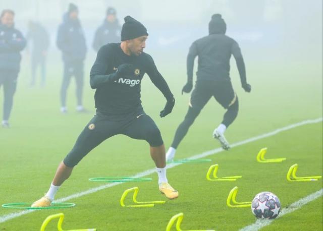 九游网页版-被踢出欧冠名单不放弃合练 奥巴梅扬要留队自证？